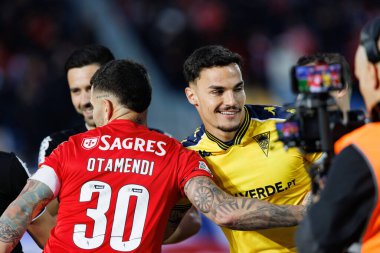 Nicolas Otamendi ve Pedro Alvaro, Liga Portekiz maçı sırasında Estoril Praia ve SL Benfica takımları arasında Estadio Antonio Coimbra da Mota (Maciej Rogowski)