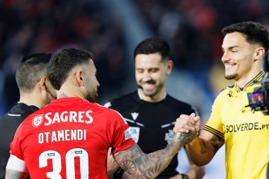 Nicolas Otamendi ve Pedro Alvaro, Liga Portekiz maçı sırasında Estoril Praia ve SL Benfica takımları arasında Estadio Antonio Coimbra da Mota (Maciej Rogowski)