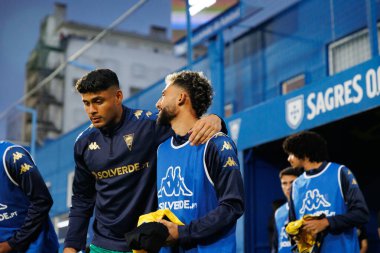 Kevin Chamorro ve Rafik Guitane, Liga Portekiz maçı sırasında Estoril Praia ve SL Benfica takımları arasında Estadio Antonio Coimbra da Mota (Maciej Rogowski)