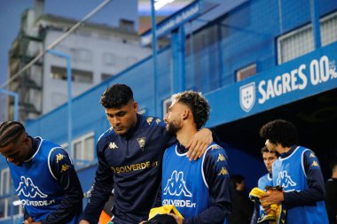 Kevin Chamorro ve Rafik Guitane, Liga Portekiz maçı sırasında Estoril Praia ve SL Benfica takımları arasında Estadio Antonio Coimbra da Mota (Maciej Rogowski)