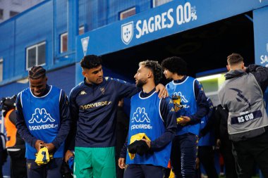 Kevin Chamorro ve Rafik Guitane, Liga Portekiz maçı sırasında Estoril Praia ve SL Benfica takımları arasında Estadio Antonio Coimbra da Mota (Maciej Rogowski)