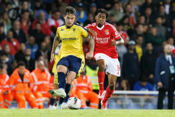Vinicius Zanocelo ve Leandro Barreiro, Liga Portekiz maçı sırasında Estoril Praia ve SL Benfica takımları arasında Estadio Antonio Coimbra da Mota 'da (Maciej Rogowski)