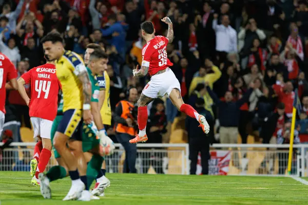 Nicolas Otamendi, Liga Portekiz maçında GD Estoril Praia ile Estadio Antonio Coimbra da Mota (Maciej Rogowski)