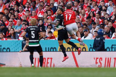 Maximiliano Araujo ve Kerem Akturkoglu Liga Portekiz maçı sırasında SL Benfica ve Sporting CP (Maciej Rogowski)