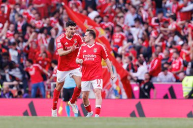 Tomas Araujo ve Kerem Akturkoglu, SL Benfica ve Sporting CP (Maciej Rogowski) takımları arasında oynanan Liga Portekiz maçında gol attıktan sonra kutlama yaparken görüldü.)