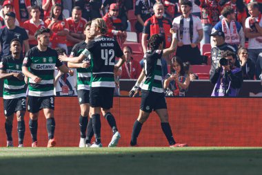 SL Benfica ve Sporting CP (Maciej Rogowski) takımları arasında Liga Portekiz maçında Francisco Trincao 'dan gol üstüne gol atarken görüldü.)