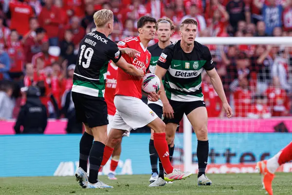 Conrad Harder, Antonio Silva ve Viktor Gyokeres, Liga Portekiz maçı sırasında SL Benfica ve Sporting CP (Maciej Rogowski)