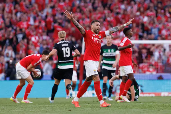 Nicolas Otamendi Liga Portekiz maçı sırasında SL Benfica ve Sporting CP (Maciej Rogowski) takımları arasında görüldü.)
