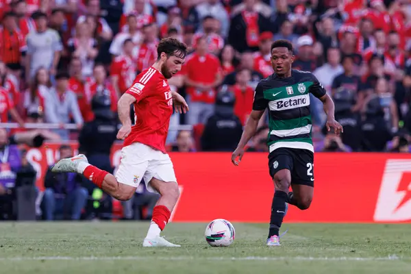 Orkun Kokcu, Liga Portekiz maçı sırasında SL Benfica ve Sporting CP (Maciej Rogowski) takımları arasında görüldü.)