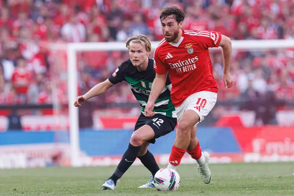 Morten Hjulmand ve Orkun Kokcu, Liga Portekiz maçı sırasında SL Benfica ve Sporting CP (Maciej Rogowski)