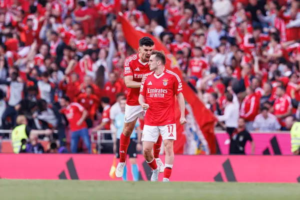 Tomas Araujo ve Kerem Akturkoglu, SL Benfica ve Sporting CP (Maciej Rogowski) takımları arasında oynanan Liga Portekiz maçında gol attıktan sonra kutlama yaparken görüldü.)