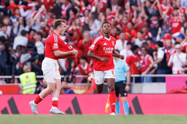 Kerem Akturkoglu, SL Benfica ve Sporting CP (Maciej Rogowski) takımları arasındaki Liga Portekiz maçında gol attıktan sonra kutlama yaparken görüldü.)