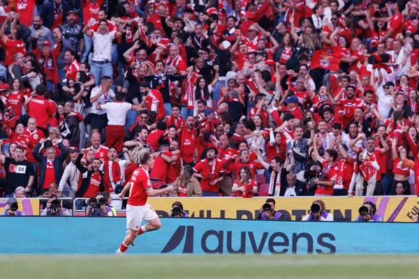 Kerem Akturkoglu, SL Benfica ve Sporting CP (Maciej Rogowski) takımları arasındaki Liga Portekiz maçında gol attıktan sonra kutlama yaparken görüldü.)