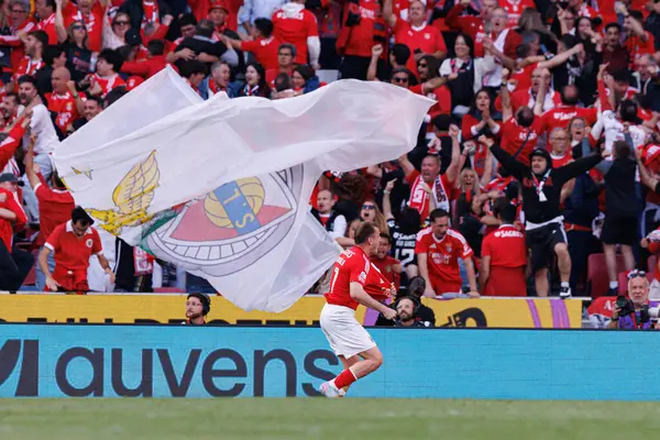 Kerem Akturkoglu, SL Benfica ve Sporting CP (Maciej Rogowski) takımları arasındaki Liga Portekiz maçında gol attıktan sonra kutlama yaparken görüldü.)