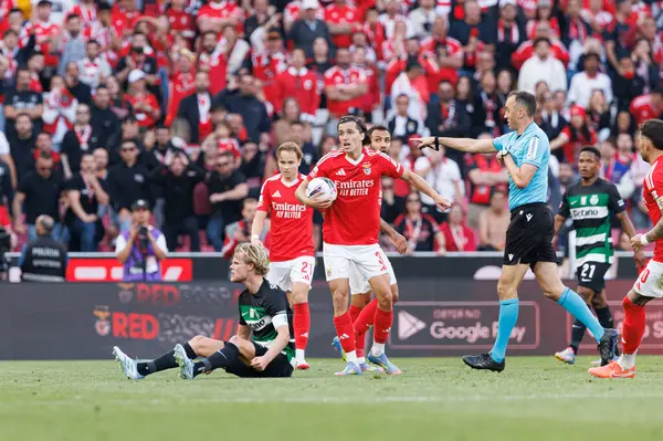 Morten Hjulmand ve Alvaro Carreras, Liga Portekiz maçı sırasında SL Benfica ve Sporting CP (Maciej Rogowski)