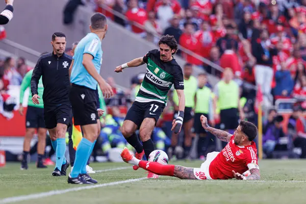 Francisco Trincao ve Nicolas Otamendi Liga Portekiz maçı sırasında SL Benfica ve Sporting CP (Maciej Rogowski)