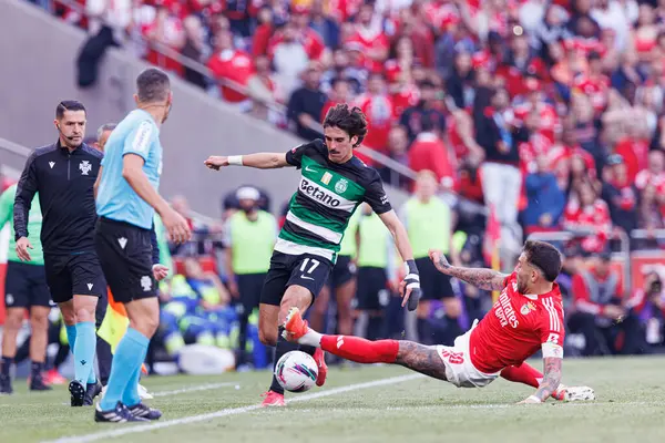 Francisco Trincao ve Nicolas Otamendi Liga Portekiz maçı sırasında SL Benfica ve Sporting CP (Maciej Rogowski)