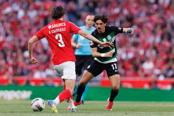 Alvaro Carreras, Liga Portekiz maçı sırasında SL Benfica ve Sporting CP (Maciej Rogowski) takımları arasında görüldü.)