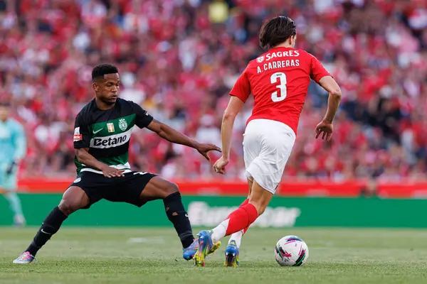 Geny Catamo ve Alvaro Carreras, Liga Portekiz maçı sırasında SL Benfica ve Sporting CP (Maciej Rogowski) takımları arasında görüldü.)