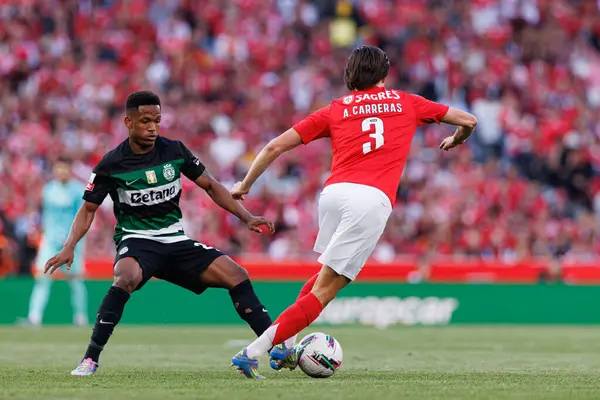 Geny Catamo ve Alvaro Carreras, Liga Portekiz maçı sırasında SL Benfica ve Sporting CP (Maciej Rogowski) takımları arasında görüldü.)