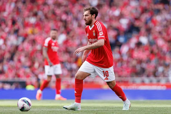 Orkun Kokcu, Liga Portekiz maçı sırasında SL Benfica ve Sporting CP (Maciej Rogowski) takımları arasında görüldü.)