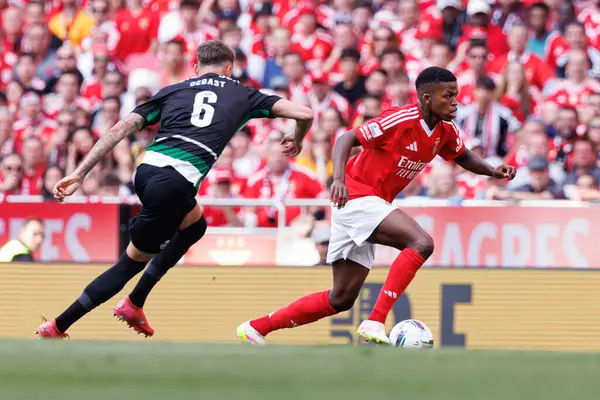 Liga Portekiz maçında SL Benfica ve Sporting CP (Maciej Rogowski) takımları arasında Zeno Debast ve Florentino Luis görüldü.)