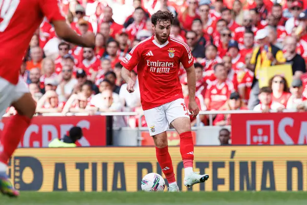 Orkun Kokcu, Liga Portekiz maçı sırasında SL Benfica ve Sporting CP (Maciej Rogowski) takımları arasında görüldü.)