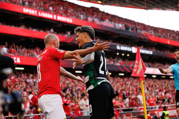 Fredrik Aursnes ve Maximiliano Araujo, Liga Portekiz maçı sırasında SL Benfica ve Sporting CP (Maciej Rogowski)