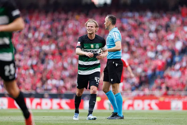 Morten Hjulmand, Liga Portekiz maçı sırasında SL Benfica ve Sporting CP (Maciej Rogowski) takımları arasında görüldü.)