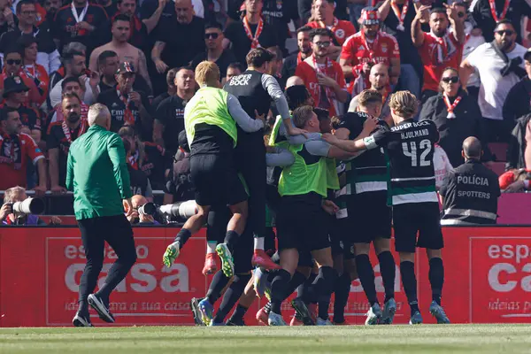 SL Benfica ve Sporting CP (Maciej Rogowski) takımları arasında Liga Portekiz maçında Francisco Trincao 'dan gol üstüne gol atarken görüldü.)