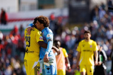 Ze Luis ve Guilermo Ochoa, Liga Portekiz maçı sırasında Estrela Amadora ve AVS Futebol SAD takımları arasında Estadio Jose Gomes 'de (Maciej Rogowski)