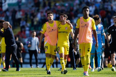 Lucas Piazon ve Rafael Rodrigues, Liga Portekiz maçı sırasında Estrela Amadora ve AVS Futebol SAD takımları arasında Estadio Jose Gomes 'de (Maciej Rogowski)