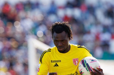 Babatunde Akinsola, Liga Portekiz maçı sırasında Estrela Amadora ve AVS Futebol SAD takımları arasında Estadio Jose Gomes 'de (Maciej Rogowski)