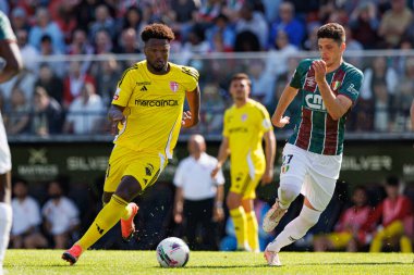 Ze Luis ve Renato Pantalon, Liga Portekiz maçı sırasında Estrela Amadora ve AVS Futebol SAD takımları arasında Estadio Jose Gomes 'de (Maciej Rogowski)