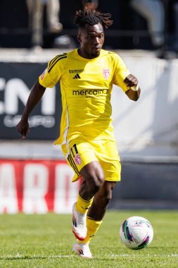 Babatunde Akinsola, Liga Portekiz maçı sırasında Estrela Amadora ve AVS Futebol SAD takımları arasında Estadio Jose Gomes 'de (Maciej Rogowski)