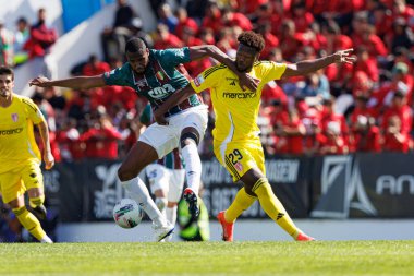 Issiar Drame ve Ze Luis, Liga Portekiz maçı sırasında Estrela Amadora ve AVS Futebol SAD takımları arasında Estadio Jose Gomes 'de (Maciej Rogowski)