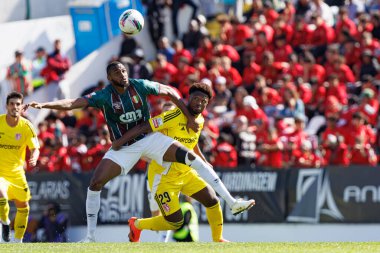 Issiar Drame ve Ze Luis, Liga Portekiz maçı sırasında Estrela Amadora ve AVS Futebol SAD takımları arasında Estadio Jose Gomes 'de (Maciej Rogowski)
