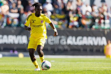 Babatunde Akinsola, Liga Portekiz maçı sırasında Estrela Amadora ve AVS Futebol SAD takımları arasında Estadio Jose Gomes 'de (Maciej Rogowski)