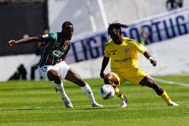 Nilton Varela ve Babatunde Akinsola, Liga Portekiz maçı sırasında Estrela Amadora ve AVS Futebol SAD takımları arasında Estadio Jose Gomes 'de görüldü (Maciej Rogowski)