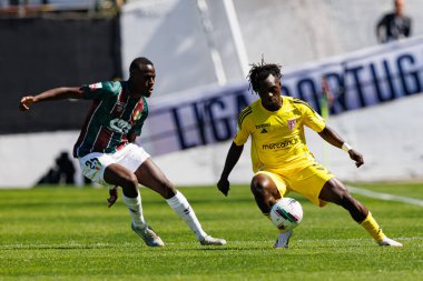Nilton Varela ve Babatunde Akinsola, Liga Portekiz maçı sırasında Estrela Amadora ve AVS Futebol SAD takımları arasında Estadio Jose Gomes 'de görüldü (Maciej Rogowski)