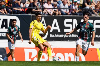 Jaume Grau ve Paulo Moreira, Liga Portekiz maçı sırasında Estrela Amadora ve AVS Futebol SAD takımları arasında Estadio Jose Gomes 'de (Maciej Rogowski)