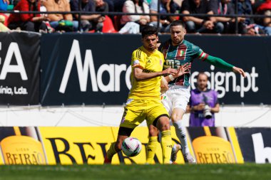Baptiste Roux ve Kikas, Liga Portekiz maçı sırasında Estrela Amadora ve AVS Futebol SAD takımları arasında Estadio Jose Gomes 'de (Maciej Rogowski)