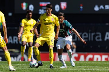 Lucas Piazon ve Amine Oudrhiri, Liga Portekiz maçı sırasında Estrela Amadora ve AVS Futebol SAD takımları arasında Estadio Jose Gomes 'de görüldü (Maciej Rogowski)