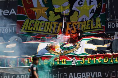Estrela taraftarları Liga Portekiz maçında Estrela Amadora ve AVS Futebol SAD takımları arasında Estadio Jose Gomes (Maciej Rogowski)