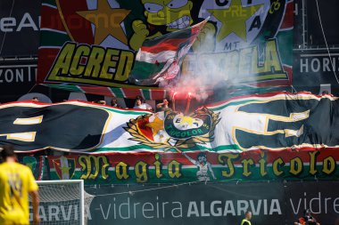 Estrela taraftarları Liga Portekiz maçında Estrela Amadora ve AVS Futebol SAD takımları arasında Estadio Jose Gomes (Maciej Rogowski)