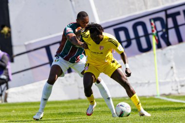 Issiar Drame ve Babatunde Akinsola, Liga Portekiz maçı sırasında Estrela Amadora ve AVS Futebol SAD takımları arasında Estadio Jose Gomes 'de görüldü (Maciej Rogowski)