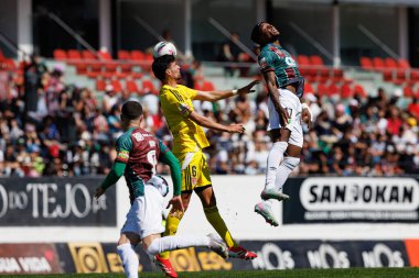 Baptiste Roux ve Chico Banza, Liga Portekiz maçı sırasında Estrela Amadora ve AVS Futebol SAD takımları arasında Estadio Jose Gomes 'de (Maciej Rogowski)
