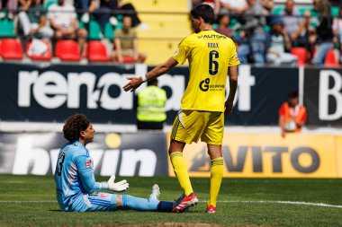 Guilermo Ochoa ve Baptiste Roux, Liga Portekiz maçı sırasında Estrela Amadora ve AVS Futebol SAD takımları arasında Estadio Jose Gomes 'de görüldü (Maciej Rogowski)