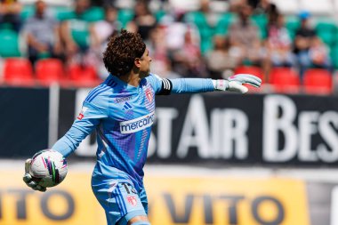 Guillermo Ochoa, Liga Portekiz maçı sırasında Estrela Amadora ve AVS Futebol SAD takımları arasında Estadio Jose Gomes 'de (Maciej Rogowski)