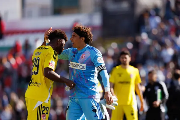 Ze Luis ve Guilermo Ochoa, Liga Portekiz maçı sırasında Estrela Amadora ve AVS Futebol SAD takımları arasında Estadio Jose Gomes 'de (Maciej Rogowski)